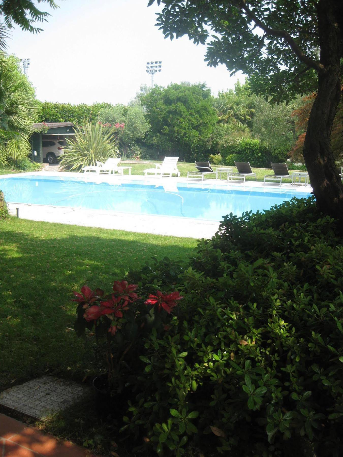 B&B Villa Adriano Ντεζεντσάνο ντελ Γκάρντα Εξωτερικό φωτογραφία